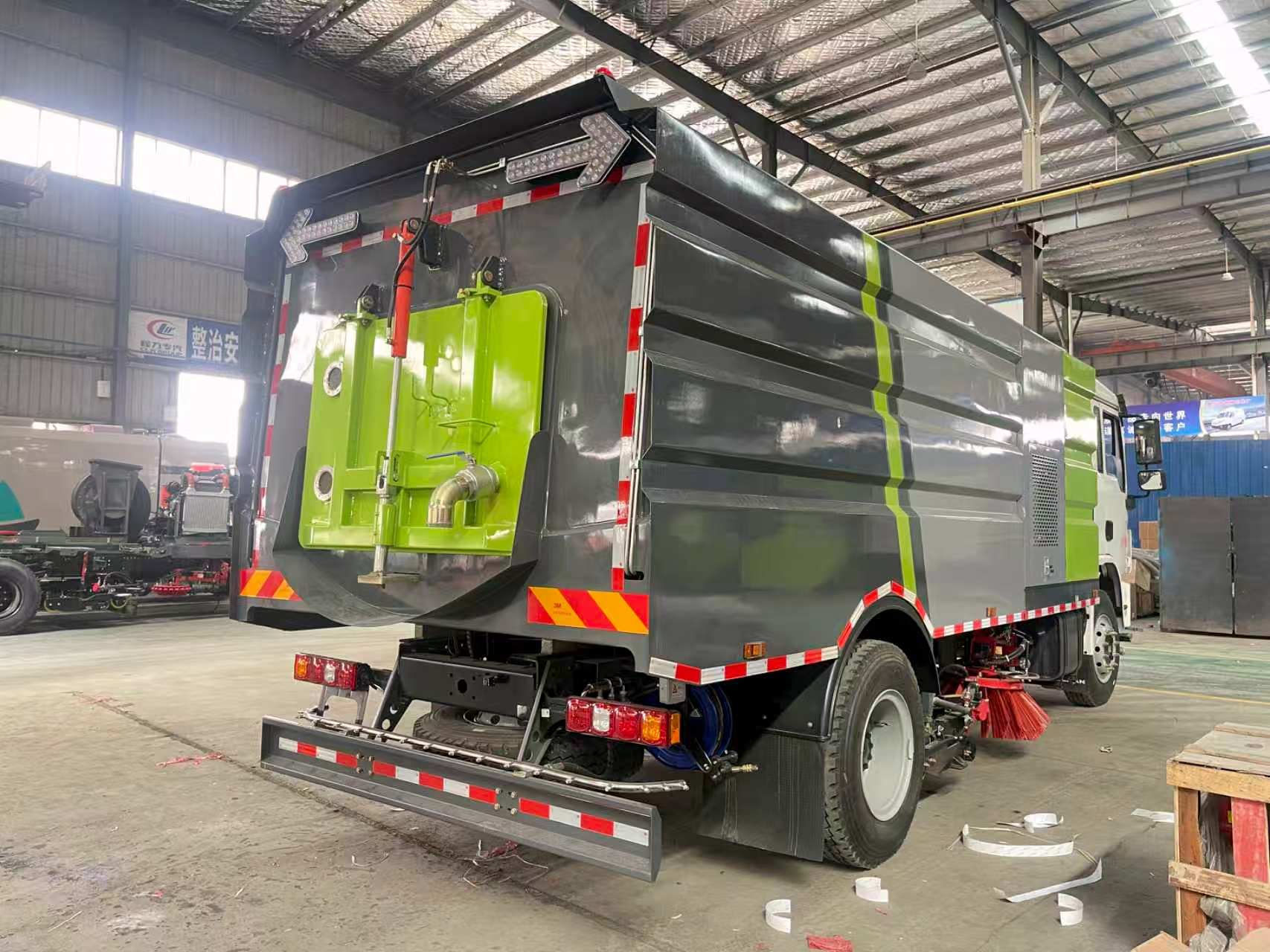 SHACMAN Road Washing & Sweeping Truck - Image 4