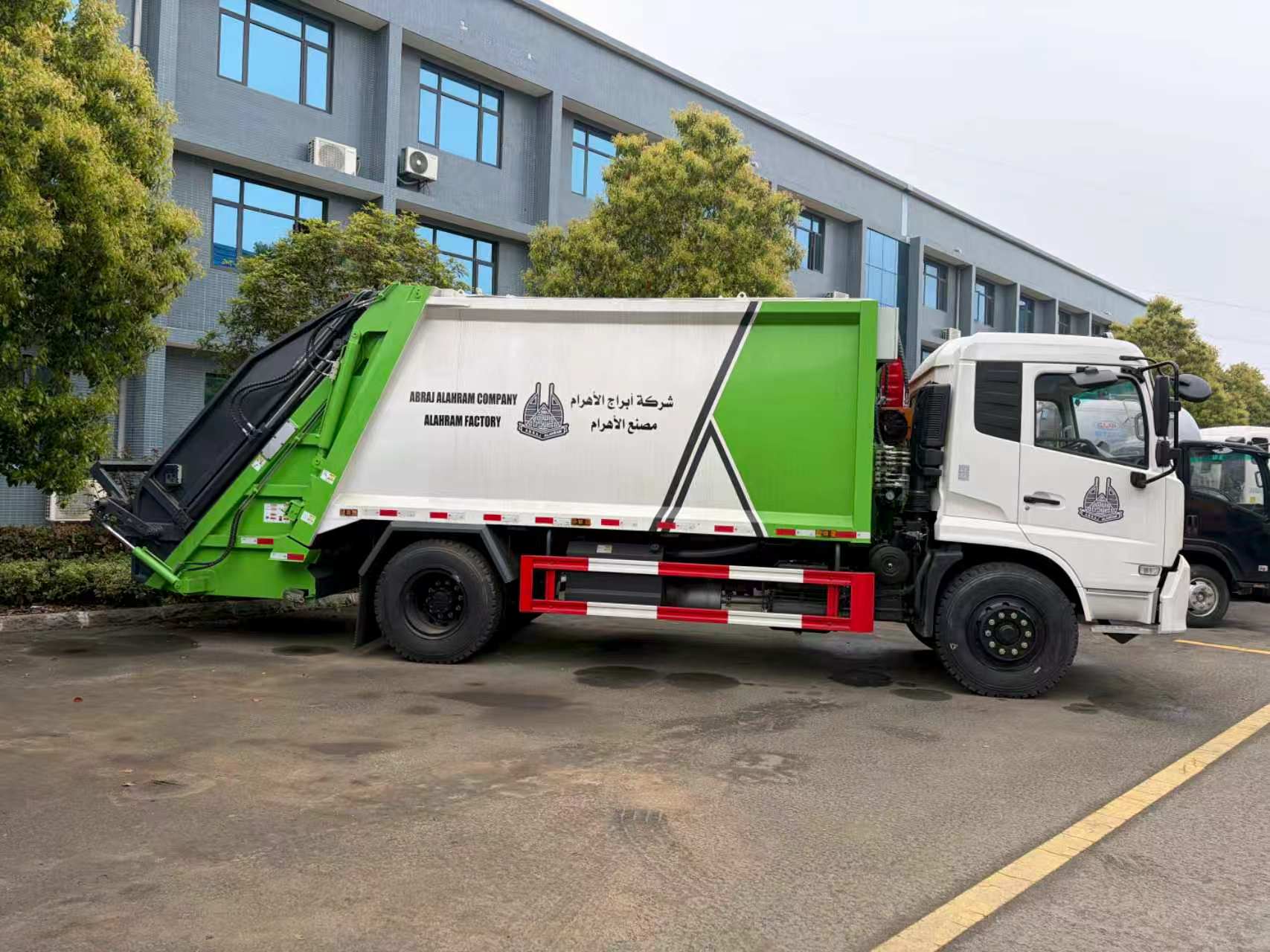 Dongfeng Compactor Garbage Truck - Image 4