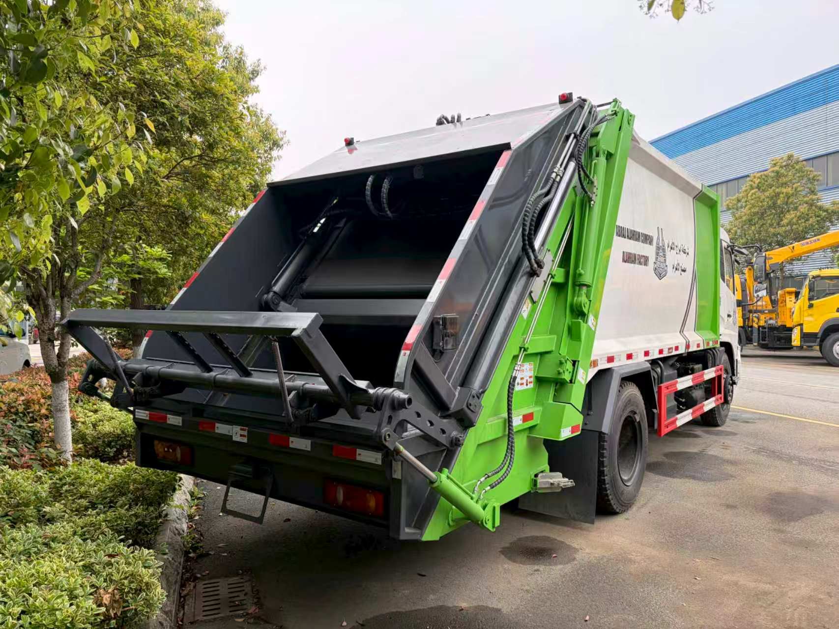 Dongfeng Compactor Garbage Truck - Image 5