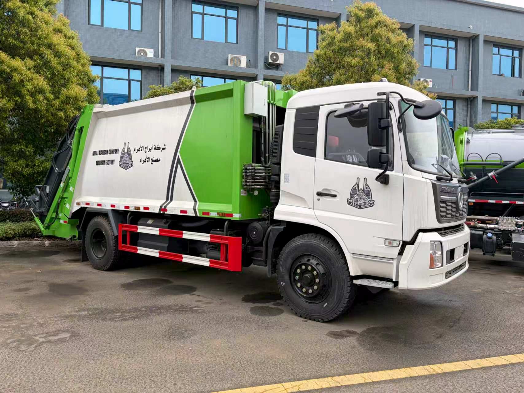 Dongfeng Compactor Garbage Truck - Image 3