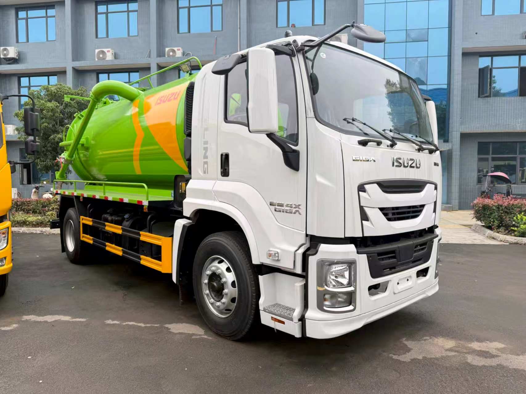 ISUZU Sewer Cleaning & Vacuum Truck - Image 3