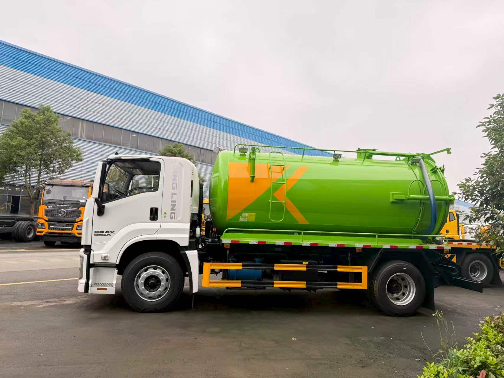 ISUZU Sewer Cleaning & Vacuum Truck - Image 2