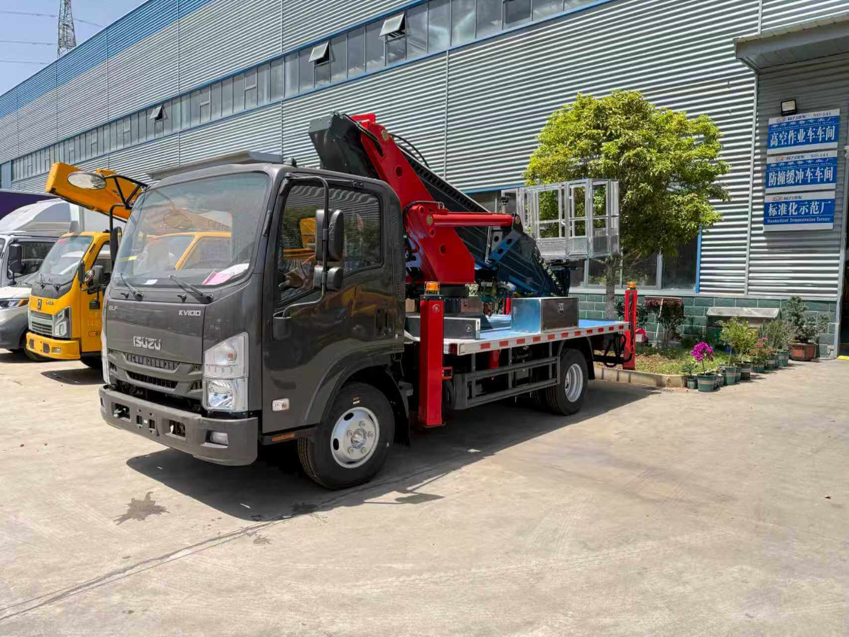 ISUZU Aerial Work Platform Truck - Image 2