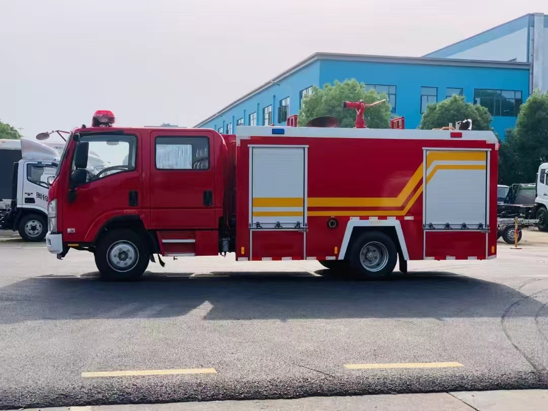 ISUZU Water & Foam Fire Truck - Image 2