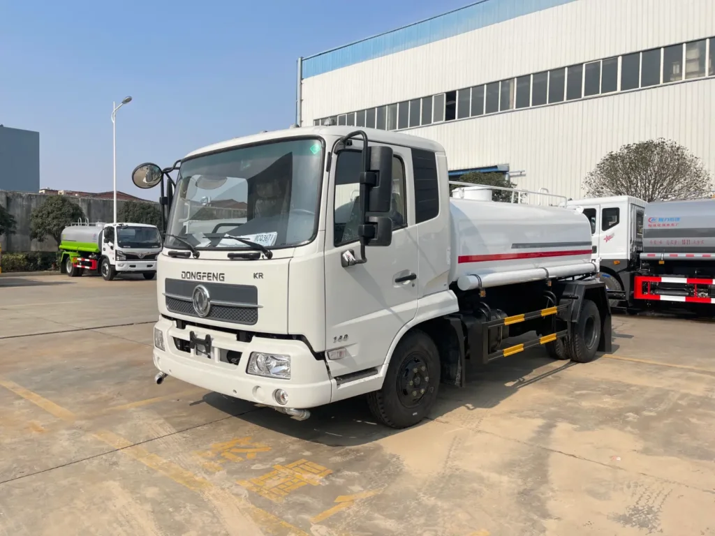 Dongfeng KR 8 m³ water sprinkler truck, front view