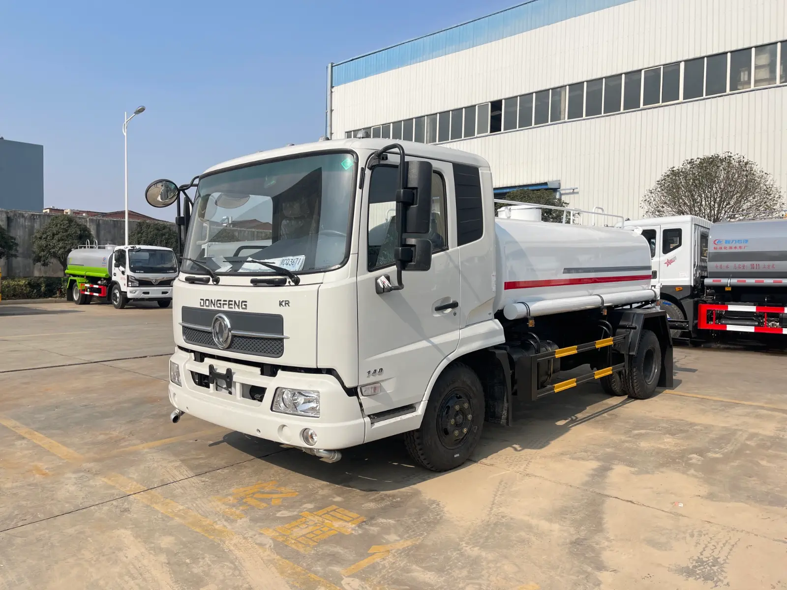 Dongfeng KR 8 m³ water sprinkler truck, front view