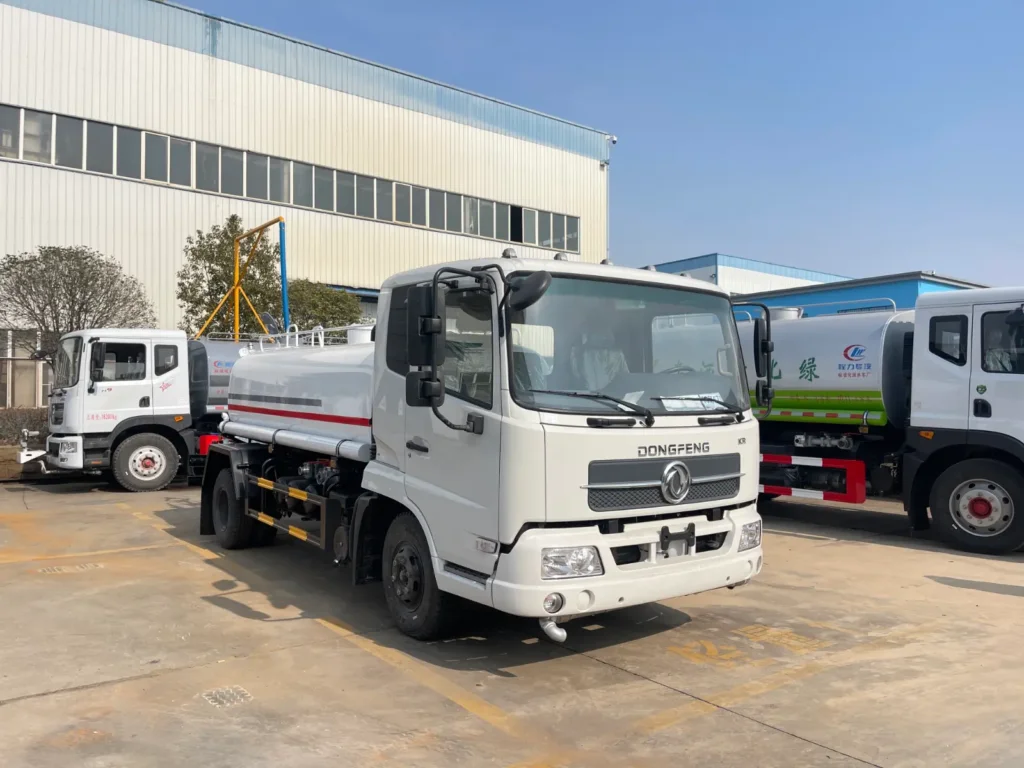 Dongfeng 4x2 water tanker truck with front flush nozzle