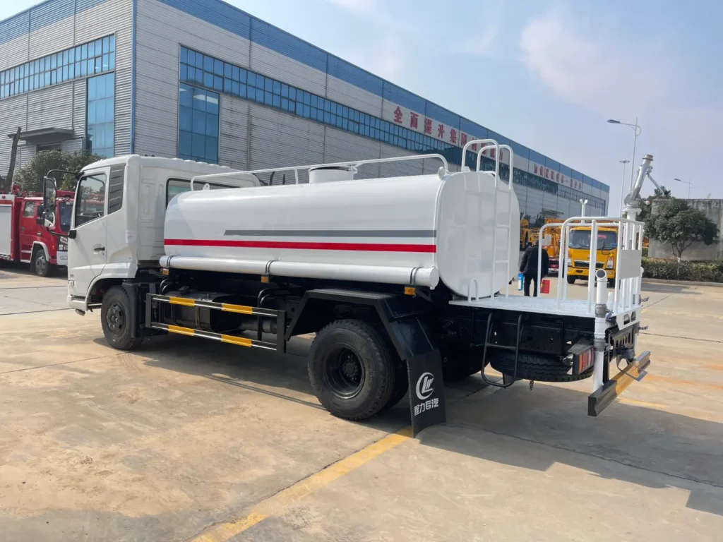 Dongfeng water sprinkler truck, rear left view