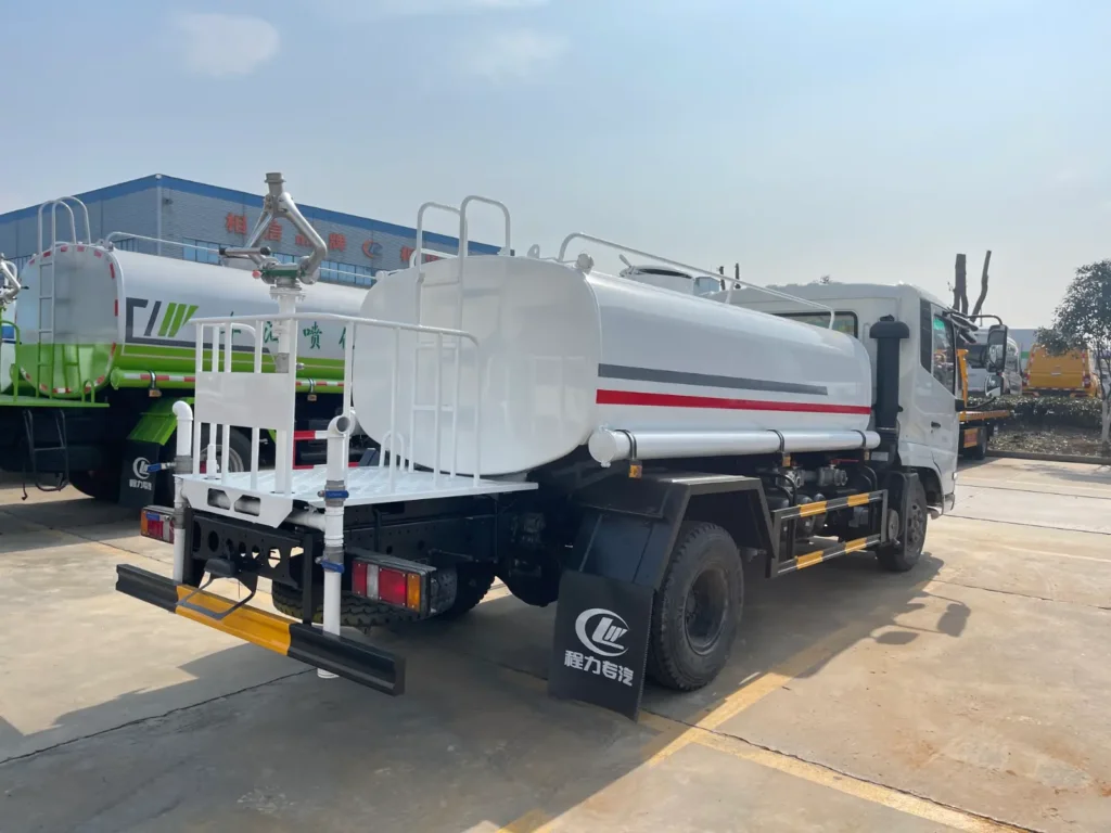 Rear work platform and water cannon on a Dongfeng water truck