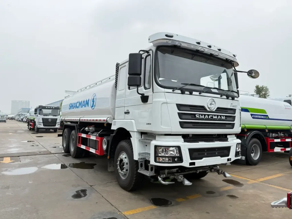 SHACMAN F3000 6x4 20 m³ water tanker truck, front view