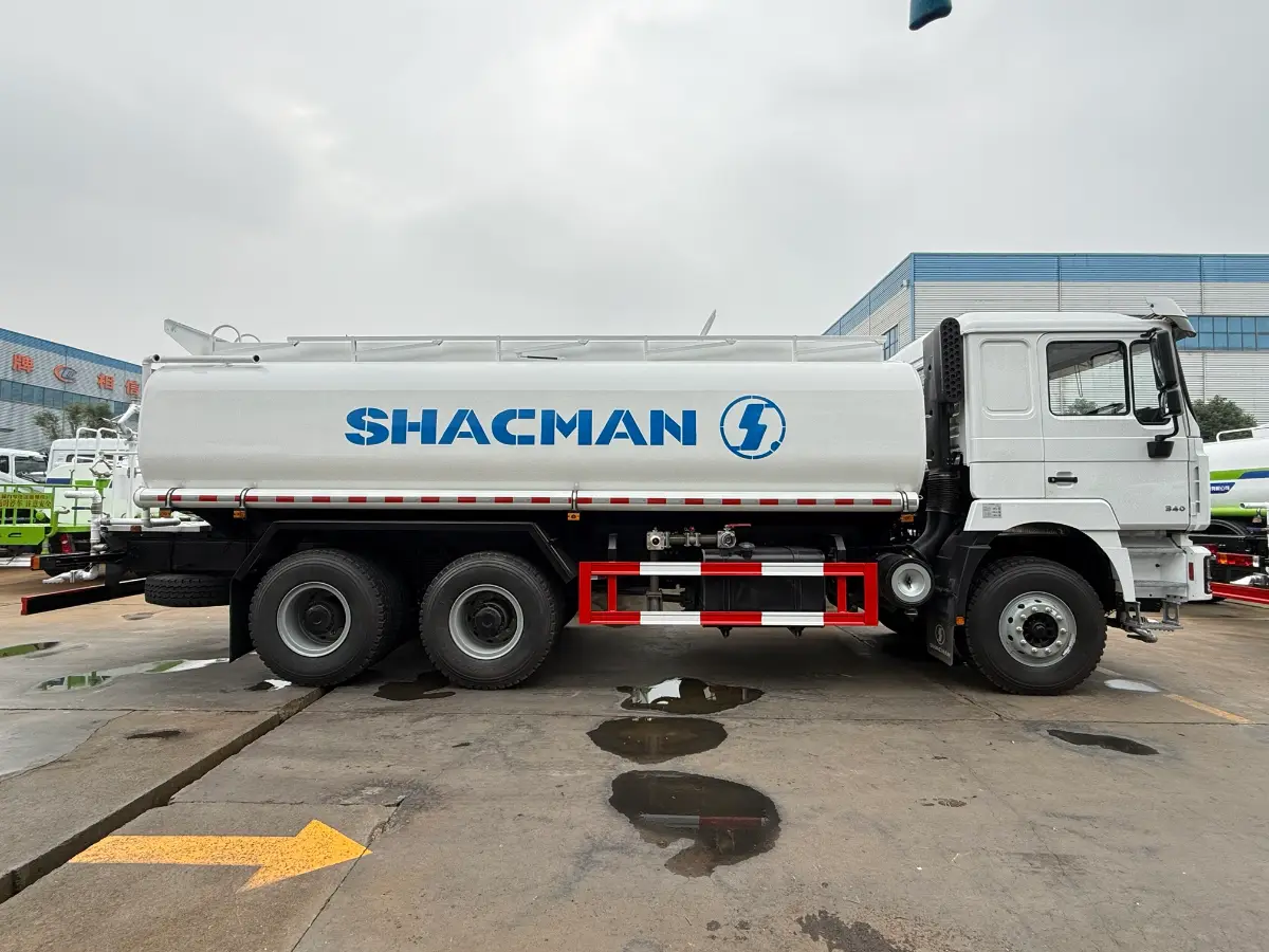 SHACMAN F3000 20 m³ water tanker truck, side view showing tank and 6x4 chassis